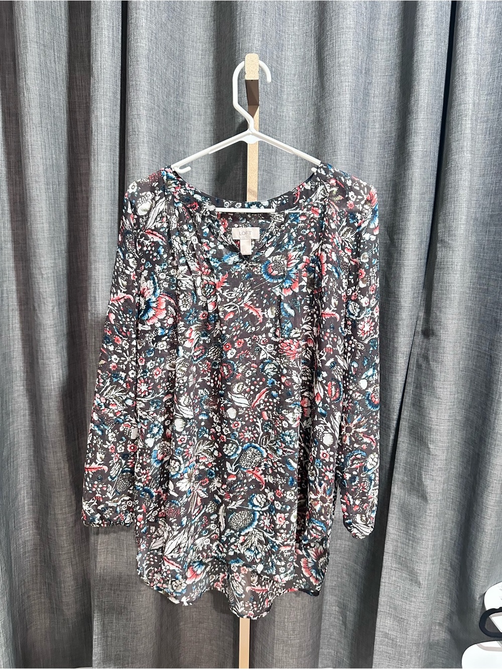 ❤️❤️LOFT Floral Long Sleeve Tunic in Black, White, Blue & Pink. NEVER WORN